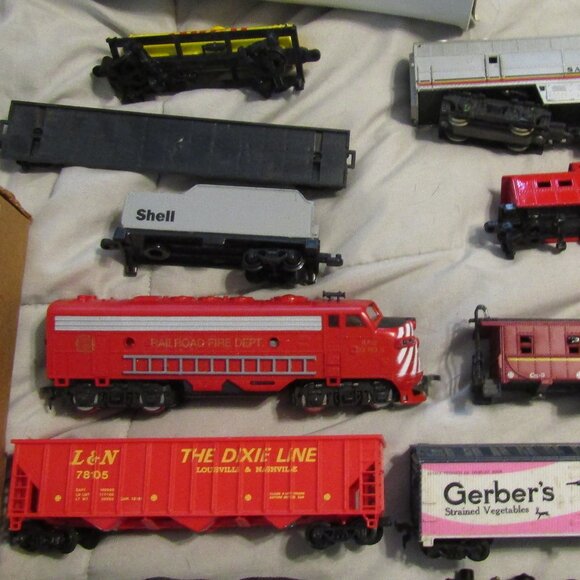 HUGE Lot HO + O GAUGE Mixed TRAINS TRACKS Tyco Unassembled Station MODEL POWER + - Picture 6 of 10